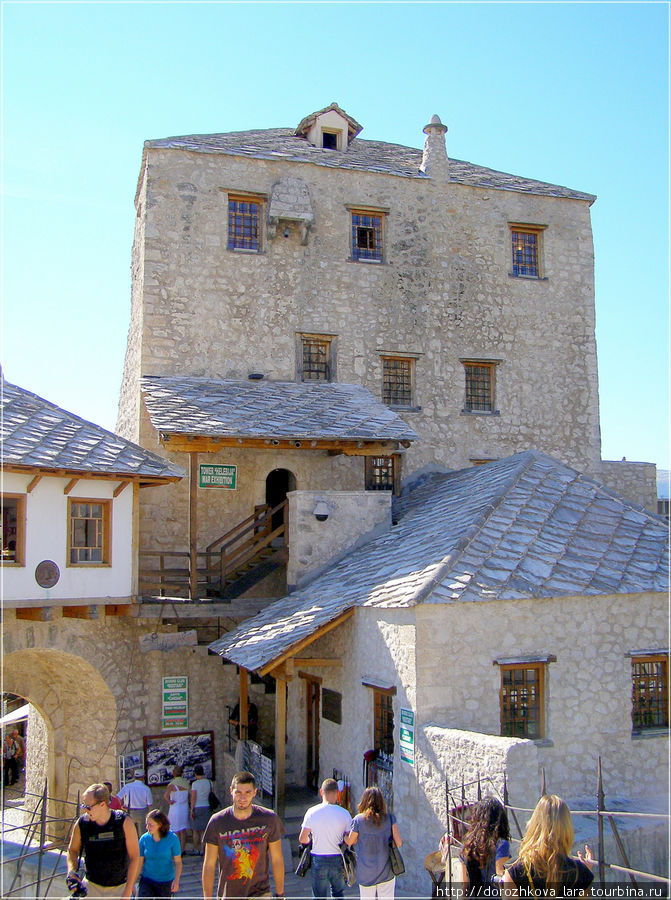 На правом берегу реки Неретвы находится башня Халебия или Человина. С 1716 г. она использовалась в качестве тюрьмы. Мостар, Босния и Герцеговина