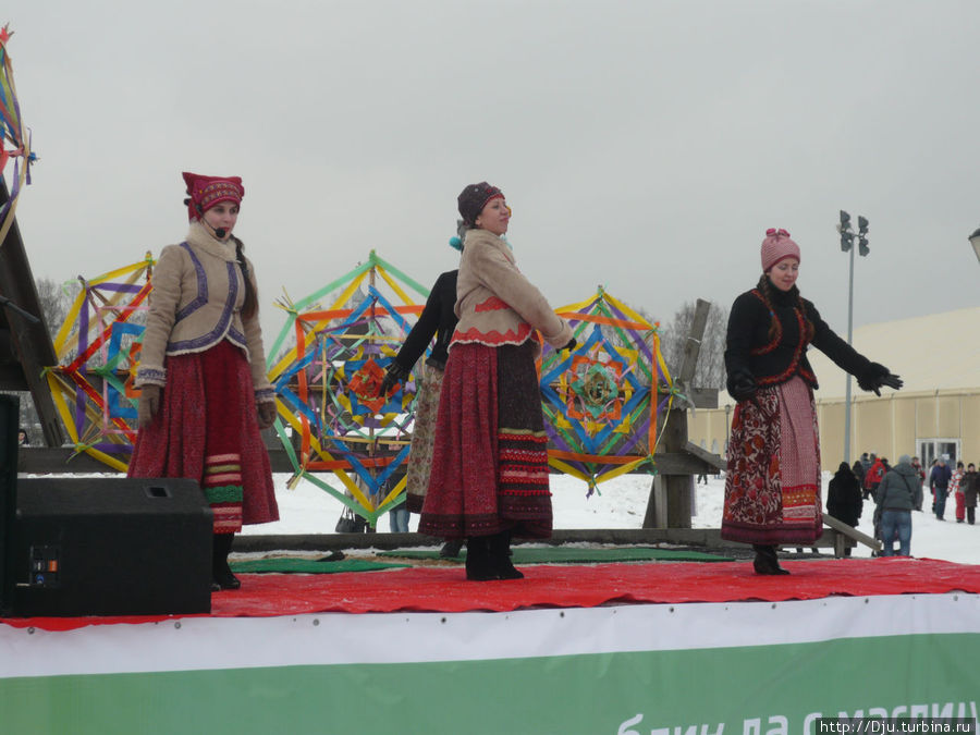 Празднование масленицы в русской деревне Шуваловка-2012 Санкт-Петербург, Россия