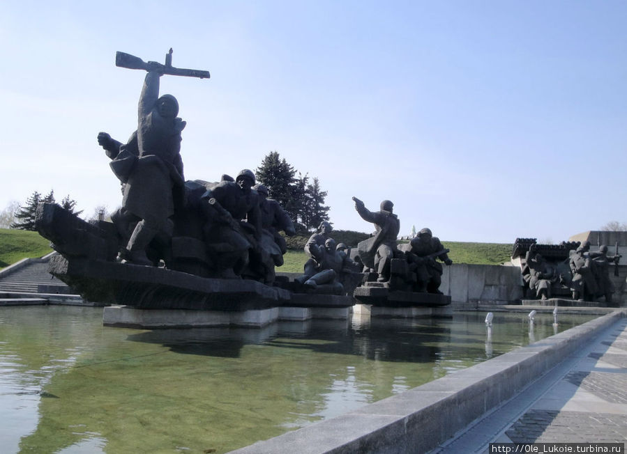 Главная площадь со скульптурными композициями.  «Форсирование Днепра» Киев, Украина