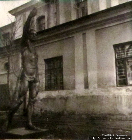 Фигура атлета во дворе костела. Бердичев, Украина