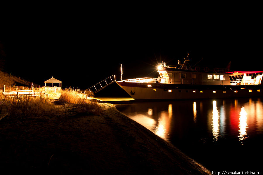 Ночь в бухте Змеевой. Чивыркуйский залив Ушканьи острова, Россия