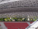 Крыша амфитеатра представляет собой ажурную металлическую конструкцию, покрытую поликарбонатом. Выполнена она в форме продольных, соединенных между сбой, арок.