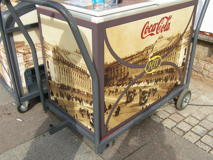 Это передвижные тележки с мороженым и водой. По бокам снимки Петербурга, которые сделаны до революции. Интересно сравнить город сейчас и того времени. Санкт-Петербург, Россия