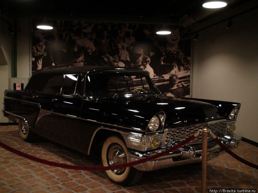Один из залов музея полностью посвящен отечественным автомобилям. Здесь можно увидеть и бронированный лимузин Сталина, и кабриолет Берии. Ну а на фото моя любимая машинка Чайка ГАЗ-13. Красногорск, Россия