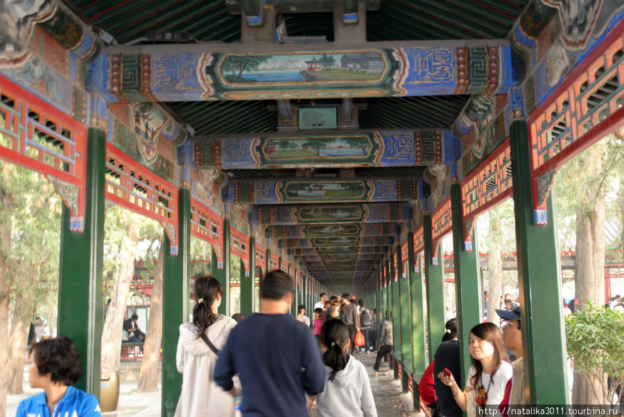 Летний императорский дворец. Длинный коридор. Пекин, Китай
