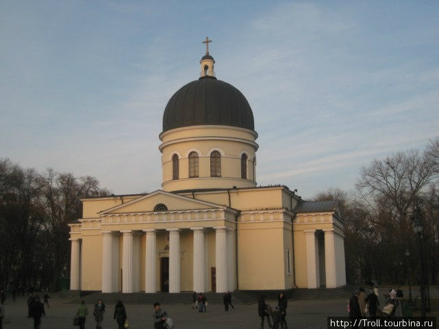 Главный молдавский собор, сразу несколько аллюзий на другие храмы вижу Кишинёв, Молдова