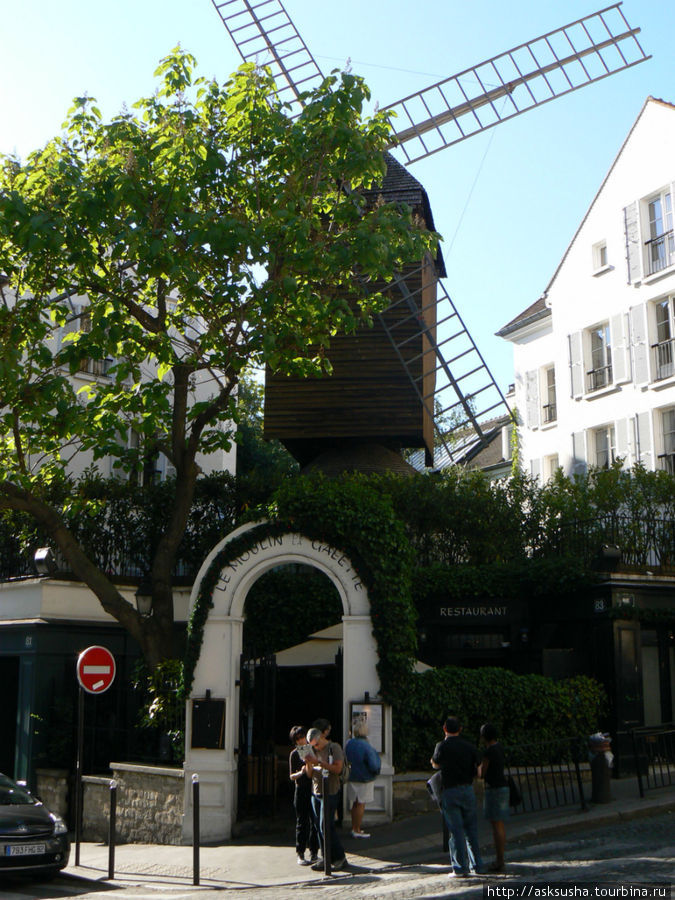 На самом почти верху улицы Лепик расположена Галетная мельница, одна из немногих уцелевших. Париж, Франция