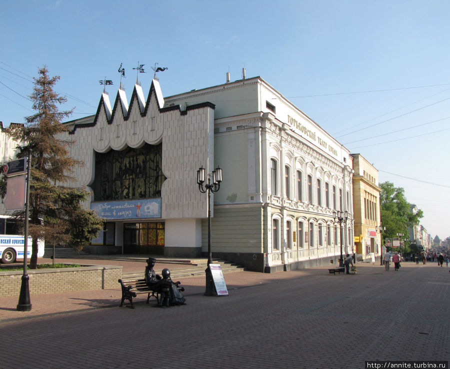 Мама с сыном на прогулке возле кукольного театра. Нижний Новгород, Россия