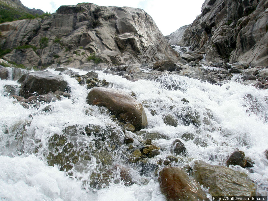 Водопад, идущий от ледника Кашкаташ. Кабардино-Балкария, Россия