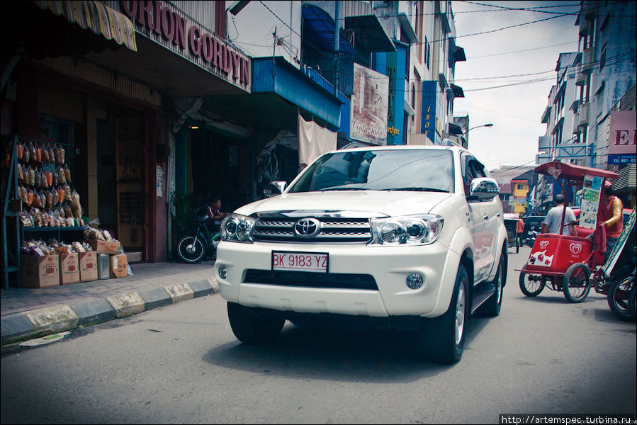 Рамный SUV производства Toyota — лидер местного рынка элитных авто Медан, Индонезия