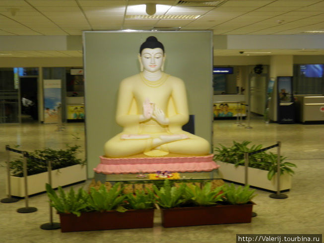 И первая скульптура Будды, еще до паспортного контроля. Бентота, Шри-Ланка