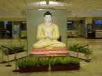 И первая скульптура Будды, еще до паспортного контроля.