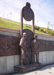 На набережной размещены бронзовые барельефы на тему истории Тюмени