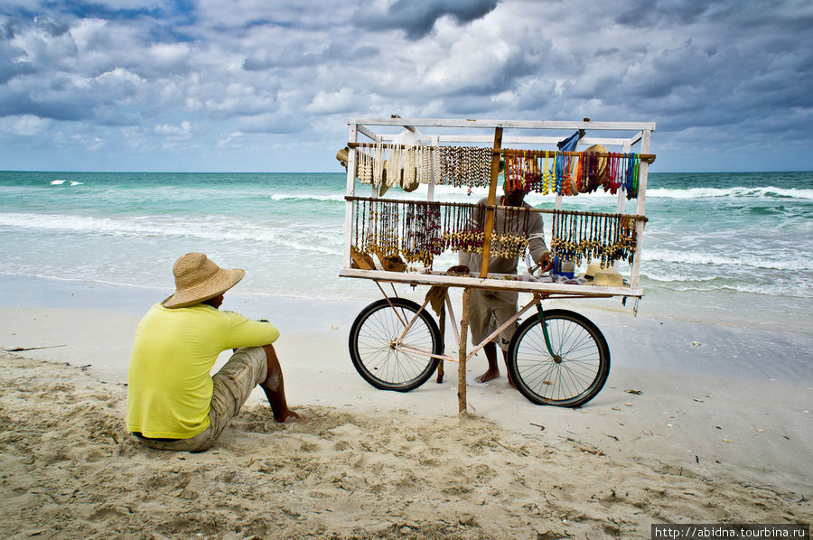 На пляже полно торговцев сувенирами Варадеро, Куба