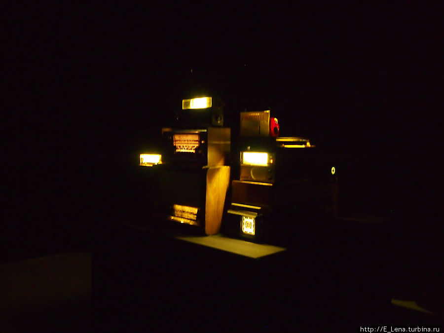 Одна из темных комнат, которых на выставке немало. В темноте — подсвечивающаяся бытовая техника, середины прошлого века. Киев, Украина