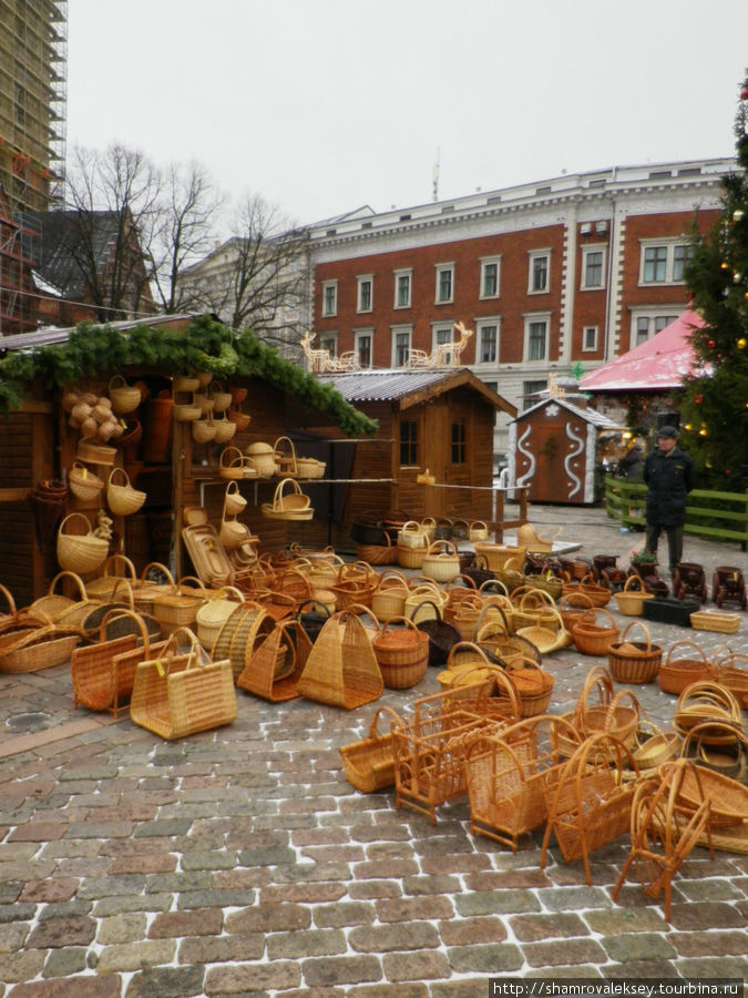 Рождественский рынок на Домской площади Рига, Латвия