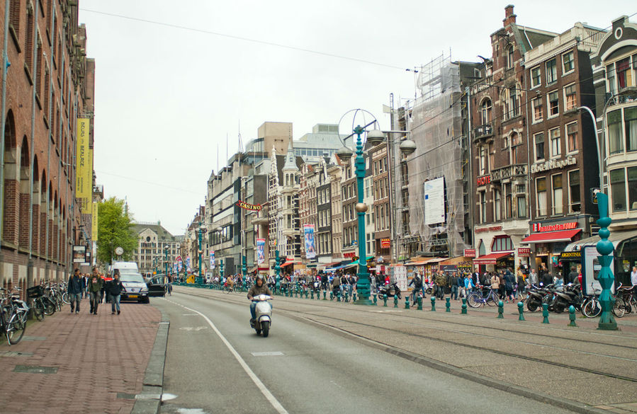 Центральная улица Дамрак, наверное, самое не комфортное в городе место. Амстердам, Нидерланды