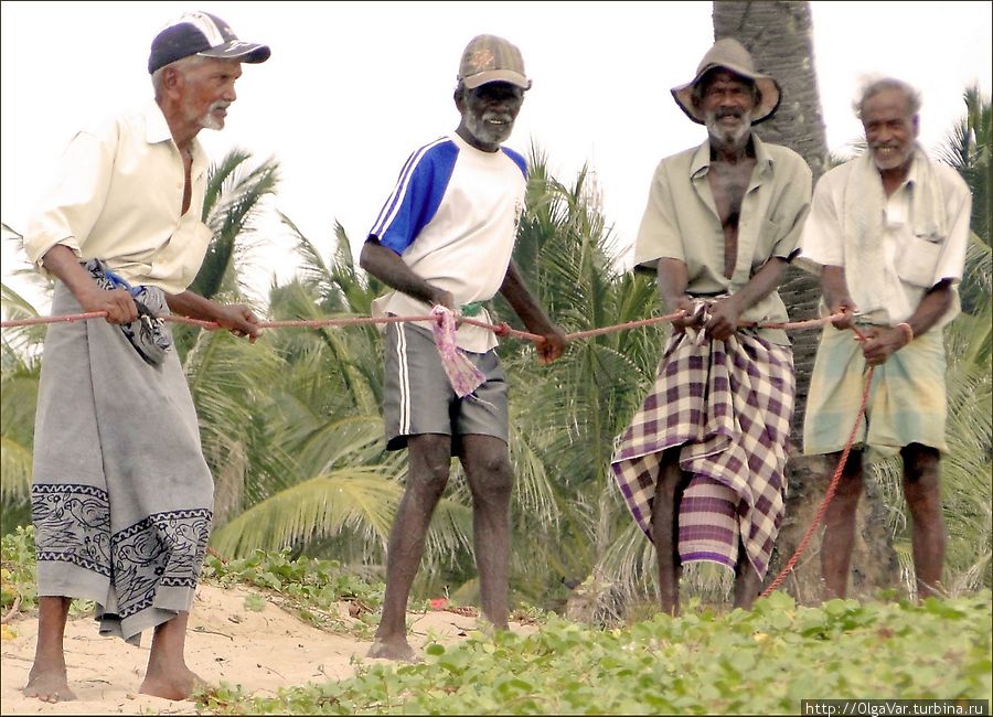 Даже в юбках рыбаки смотрелись настоящими мужчинами... Тринкомали, Шри-Ланка