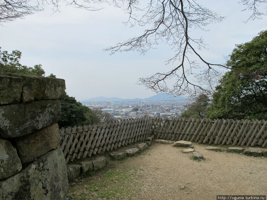 Вид на город с вершины пирамиды Хиконэ, Япония