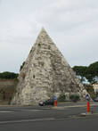 В Риме тоже есть своя пирамида (не очень древняя)