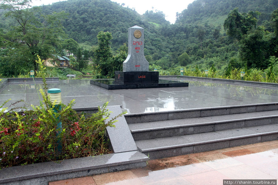 Памятник вьетнамской-лаосской дружбе на нейтральной полосе Провинция Сиенгкхуанг, Лаос