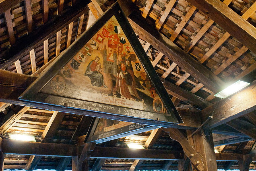 Под коньком крыши вдоль всего крытого моста размещаются 111 треугольных картин, рассказывающих о наиболее важных моментах истории Швейцарии. Люцерн, Швейцария