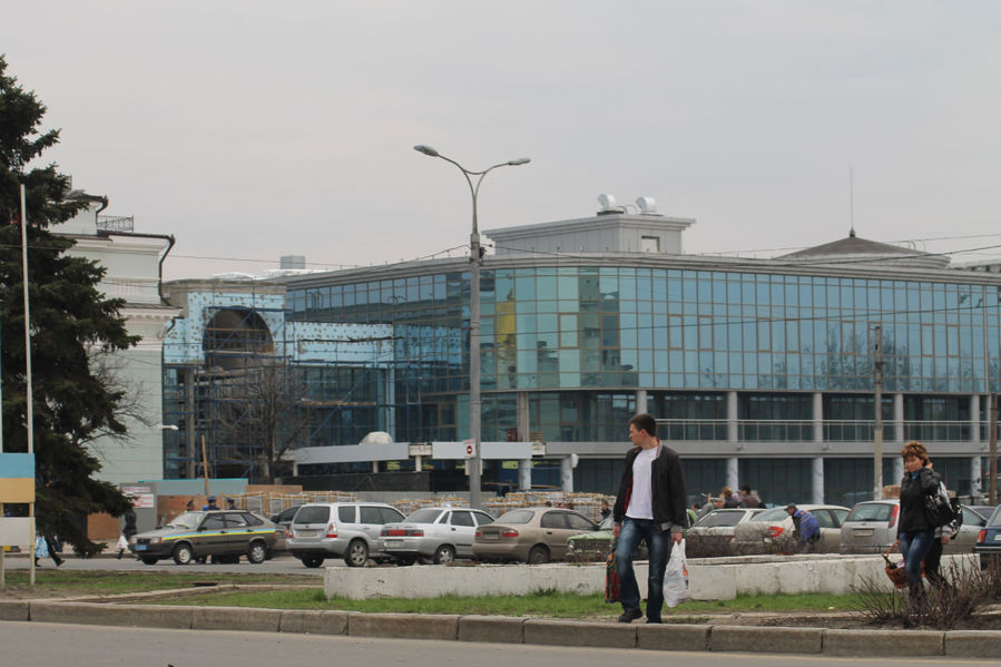 Грандиозное сооружение на тупиковой станции Донецк, Украина