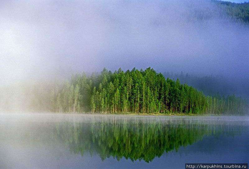 Туманное утро на озере Чонкунчах. Саха (Якутия), Россия