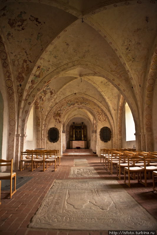 церквушка 11 века около замка Троллехольм Скене, Швеция
