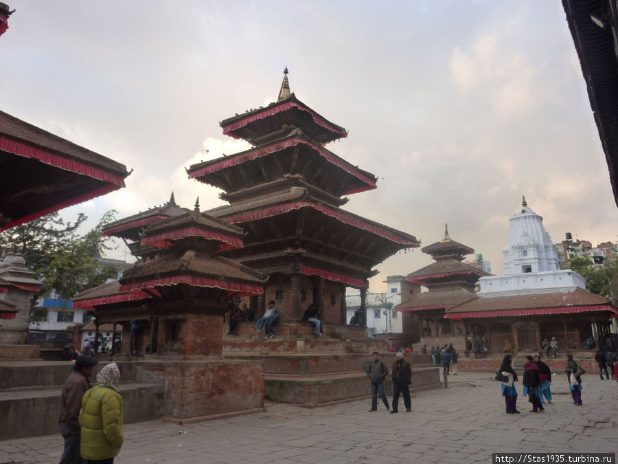 Катманду. Площадь Дурбар. Храм бога Кришны— Гопинатх Мандир ( белый храм ). Катманду, Непал