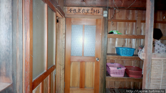 Дамская раздевалка. Слева в углу — вход, прямо — дверь в маленькую комнатку с зеркалом. :) Сэнбоку, Япония