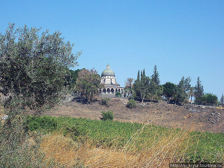 Церковь на горе Блаженств Галилейское море озеро, Израиль