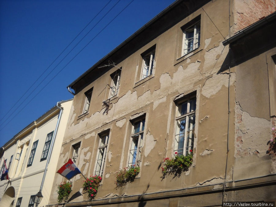 Обшарпанные фасады тут не в новинку Загреб, Хорватия