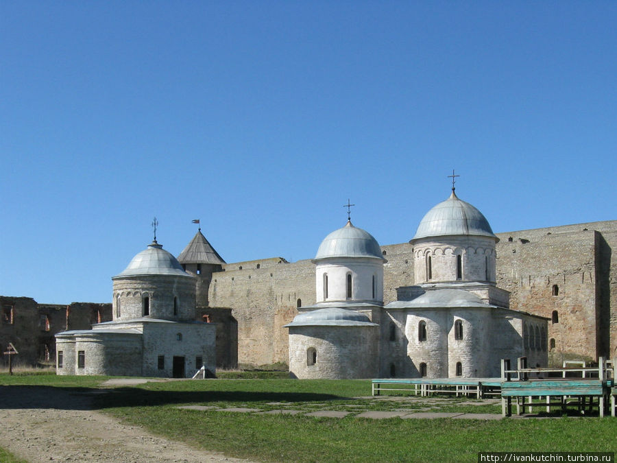 Храмовый комплекс внутри крепости — Успенский собор и Никольская церковь Ивангород, Россия