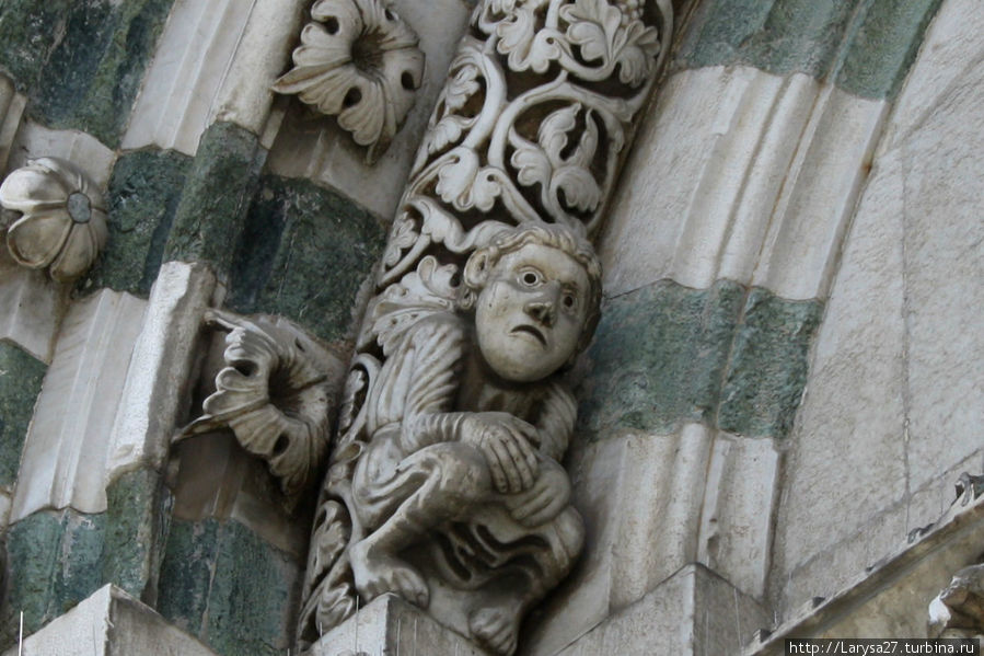 Церковь Сан Джованни. Деталь фасада Лукка, Италия