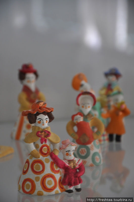 Самые популярные персонажи в экcпозиции мелкой пластики — от мастеров дымковской глиняной игрушки: каждый — яркий и с характером! Чугуев, Украина