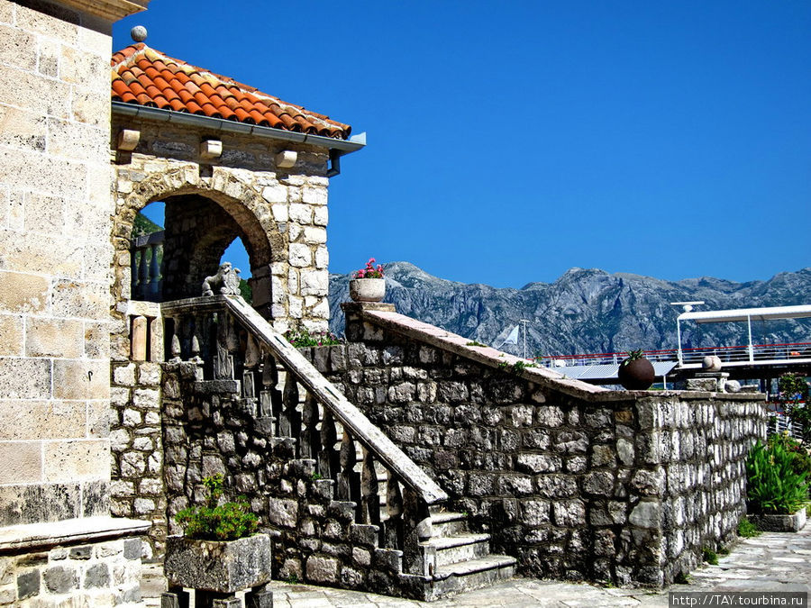 выход из собора Пераст, Черногория