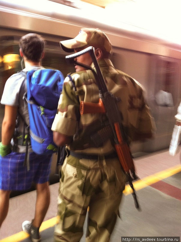 Люди с винтовками в метро не кого не смущают... Дели, Индия