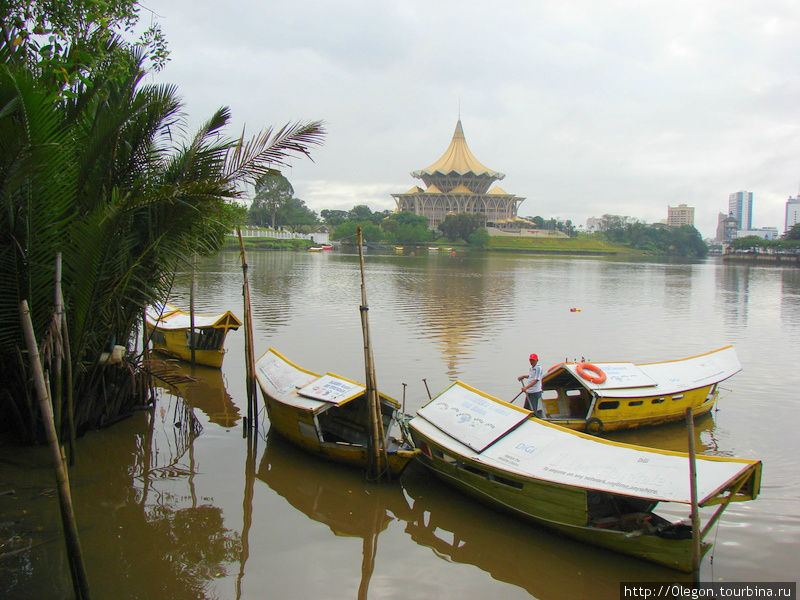 Река Саравак с видом на лодки и  Здание государственного законодательства в Кучинге Кучинг, Малайзия