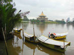 Река Саравак с видом на лодки и  Здание государственного законодательства в Кучинге