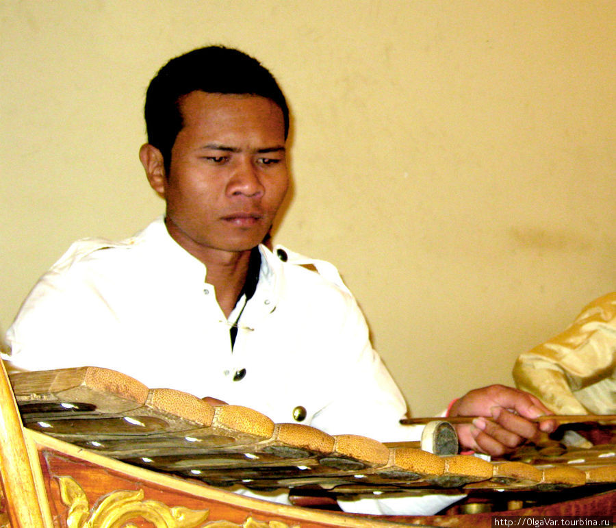Многое из традиционной музыки Камбоджи было утеряно, так как нотных записей не существовало. Поскольку мелодии передавались от одного человека к другому, то  каждый последующий исполнитель импровизировал. Именно поэтому одна и та же мелодия могла исполняться по-разному Камбоджа