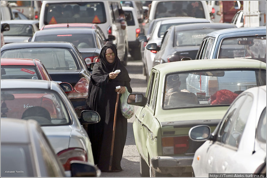Египтяне очень любят торговать. При этом торговцы очень навязчивы. Приходилось видеть даже вот такую картину, когда женщина буквально бросалась под машины, предлагая сигареты.
* Каир, Египет