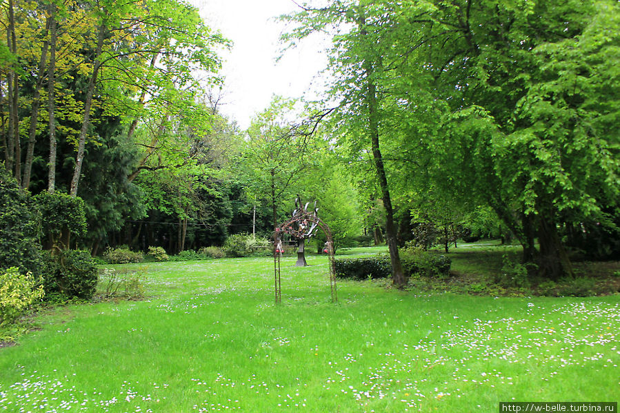 Парк очень простой, без изысков, с густой зеленью, ухоженный и тенистый. Лизьё, Франция