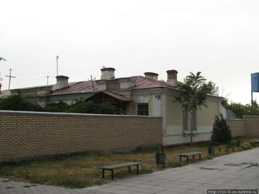 одноэтажное здание неподалеку Туркестан, Казахстан