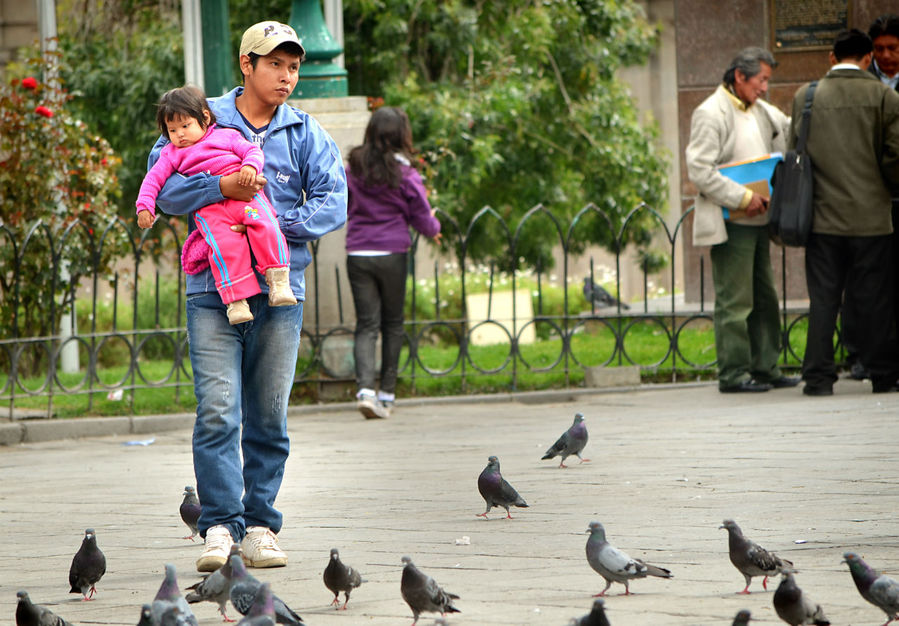 Наблюдать за людьми в Ла Пасе можно бесконечно. Чаще всего взгляд притягивают две категории отдыхающих — детишки и бабушки! Детишек в Боливии вообще ну очень много (или просто они в первую очередь бросаются в глаза?..) — и совсем мелкие, оседлавшие папу-маму и наотрез отказывающиеся передвигаться самостоятельно… Ла-Пас, Боливия
