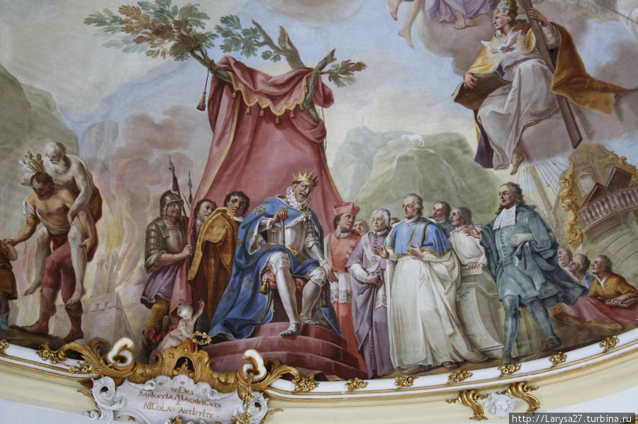 Фреска на потолке: французский король Людовик XIV даёт аудиенцию аббату Николаусу Вирету, справа — аллегорическая фигура науки Риторики, сидящей на мачте корабля. Бад-Шуссенрид, Германия