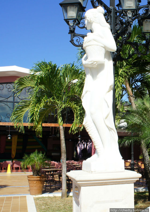Мраморные статуи перед рестораном существено улучшают апетит