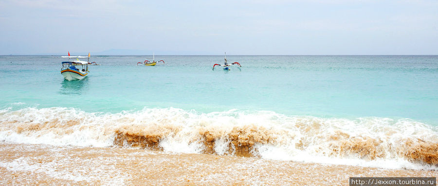 океанские волны на этом пляже похожи на табун необузданных лошадей! Нуса-Дуа, Индонезия