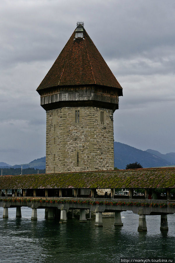 У середины моста находится восьмигранная водонапорная башня Вассертурм, построенная еще до возведения моста, в 1300 году. Башня служила в качестве сторожевой башни, темницы и пыточной. В настоящее время в Вассертурме размещается сувенирная лавка и местный артиллерийский союз. Люцерн, Швейцария