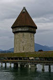 У середины моста находится восьмигранная водонапорная башня Вассертурм, построенная еще до возведения моста, в 1300 году. Башня служила в качестве сторожевой башни, темницы и пыточной. В настоящее время в Вассертурме размещается сувенирная лавка и местный артиллерийский союз.